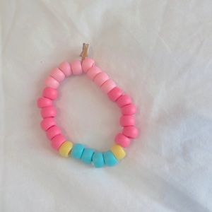 Kids bracelet with star charm and elastic string